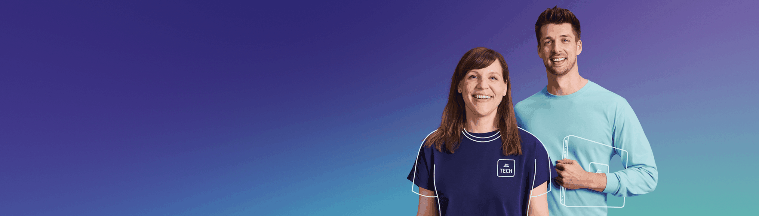 Zwei lächelnde ITler vor einem violett-blauen Farbverlauf, eine Frau in einem blauen „dmTECH”-Shirt und ein Mann in einem blaugrünen Shirt, der einen Tablet-Umriss in der Hand hält.