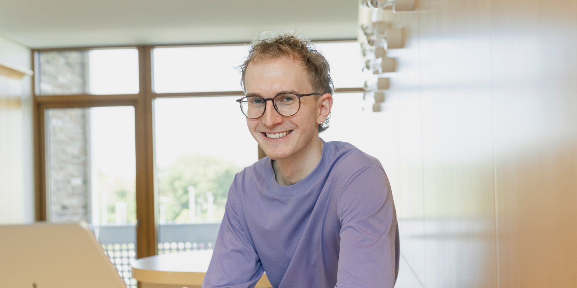 dmTECH-Studierender in der Kaffeeküche im dm-Unternehmenssitz