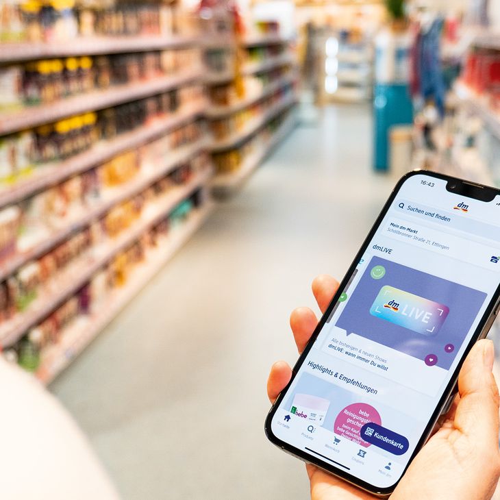 dm-App auf Smartphone im Markt