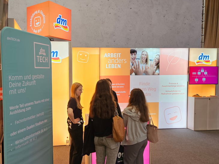 Zwei Mitarbeitende beraten am dm und dmTECH-Stand auf der vocatium in Karlsruhe.