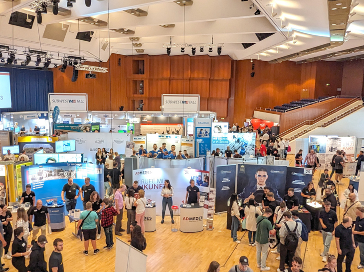 Im großen Saal des CongressCentrums in Pforzheim stehen die Stände der vertretenen Unternehmen und sind gut besucht,