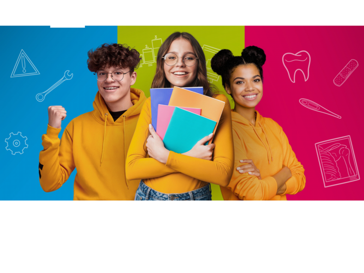 Zwei Schülerinnen und ein Schüler lächeln neugierig in die Kamera