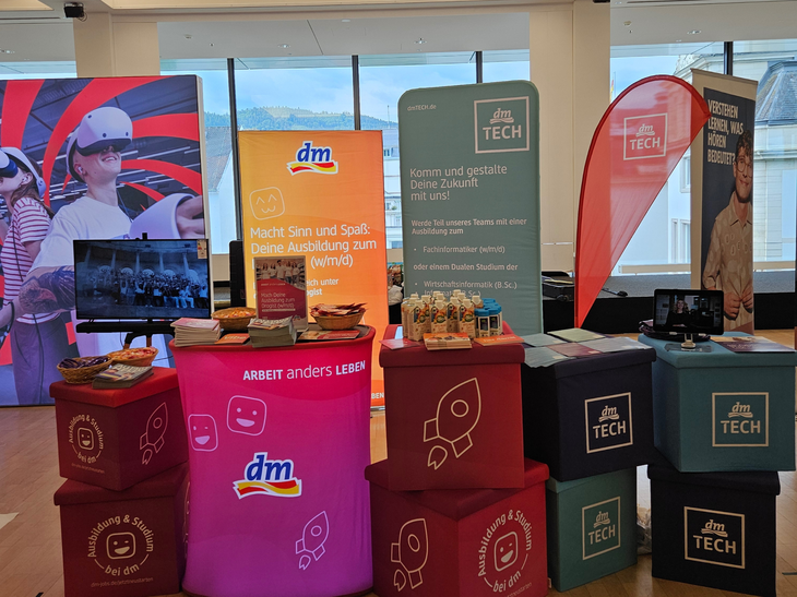Der dm und dmTECH-Stand auf der Ausbildungsmesse in Baden-Baden.