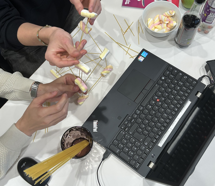 Mit ungekochten Spaghetti und Marshmallows wird ein Gerüst gebaut.