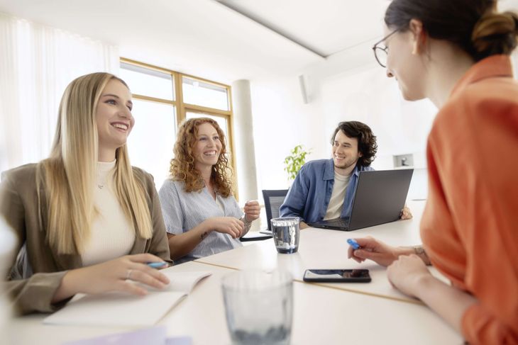 Informatik-Studierende bei dmTECH in einem Meeting im dmTECH-Unternehmenssitz.