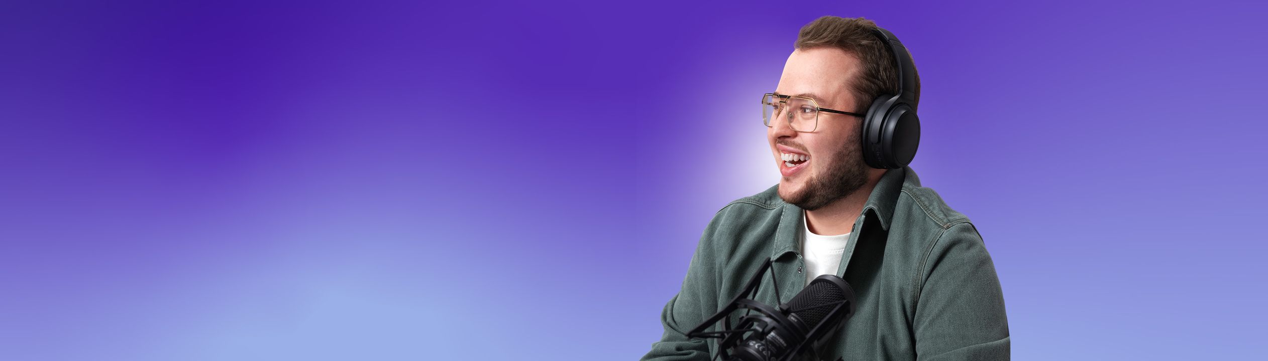 Auszubildender bei dmTECH lachend bei der Podcastaufnahme