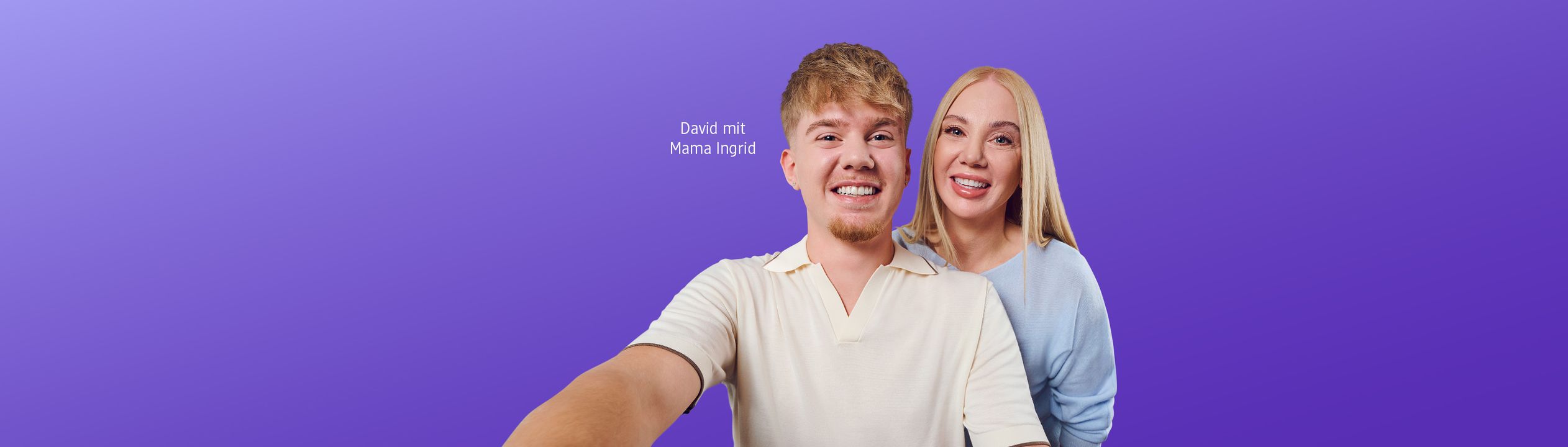 Ein Schulabsolvent und eine Frau lächeln wie auf einem Selfie in die Kamera. Die stehen vor einem lila Hintergrund und neben ihren Köpfen steht der Schriftzug 'David mit Mama Ingrid'.