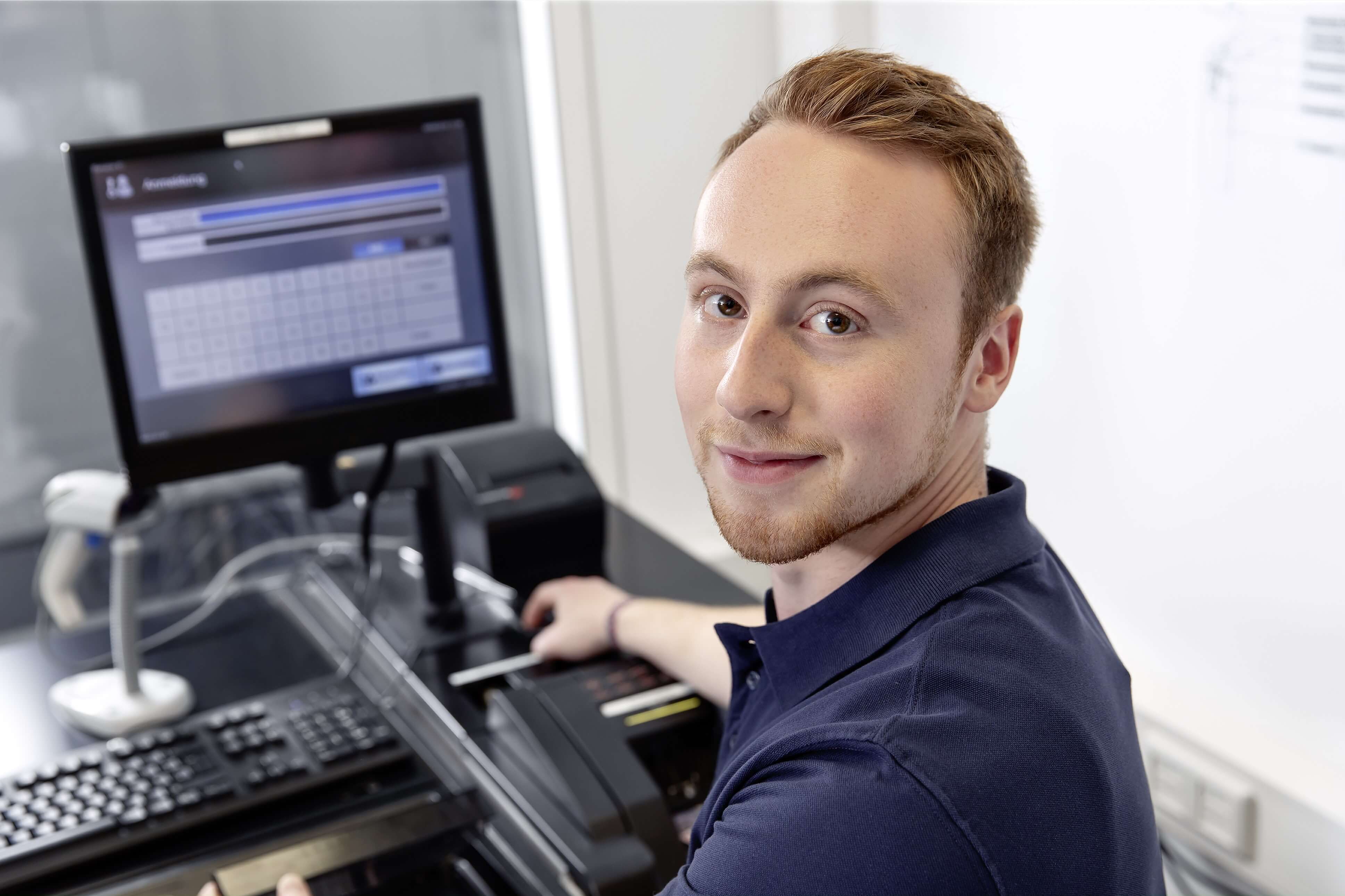 Auszubildender zum Fachinformatiker testet dm Kassensoftware