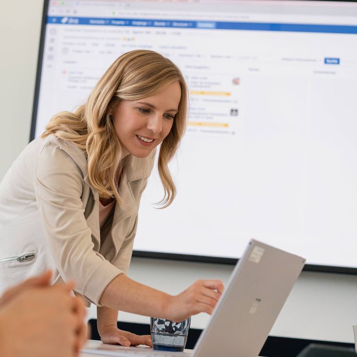 Zwei IT-Expertinnen schauen in Laptop