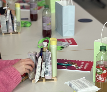 Eine Miniaturpalette wird auf dem Girls Day mit verschiedenen dm-Produkten bepackt.