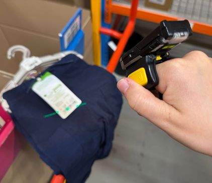 Grünes Licht leuchtet bei der Erfassung des Barcodes durch den Ringscanner auf