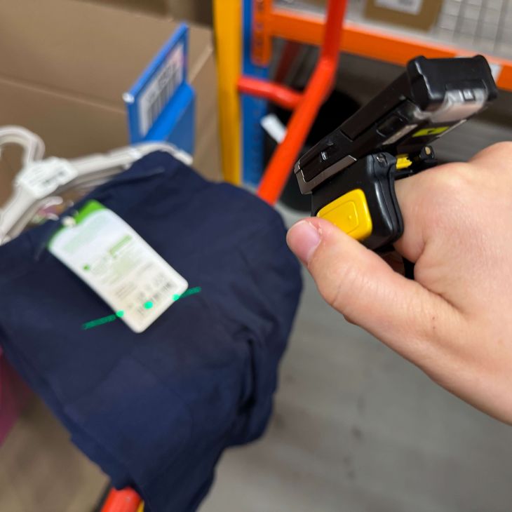 Grünes Licht leuchtet bei der Erfassung des Barcodes durch den Ringscanner auf