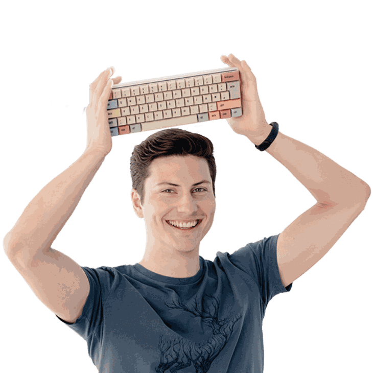 Junger Mann im T-Shirt hält eine bunte Entwickler-Tastatur über seinen Kopf