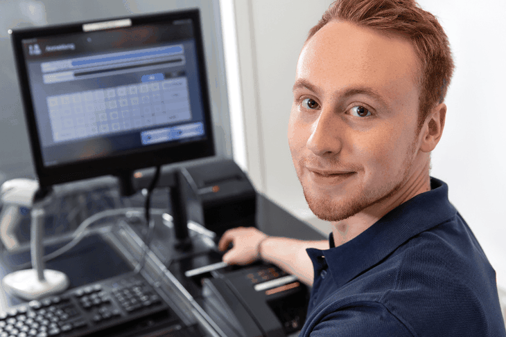 Auszubildender zum Fachinformatiker testet dm Kassensoftware
