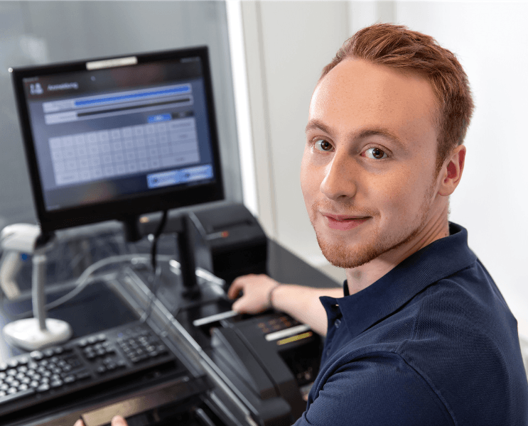 Auszubildender zum Fachinformatiker testet dm Kassensoftware