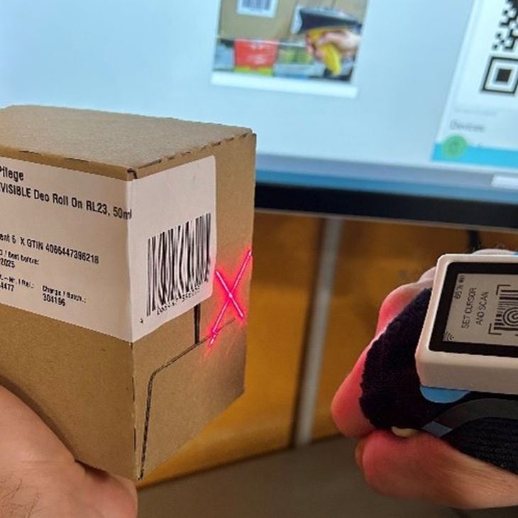 Handschuhscanner scannt Paket ab