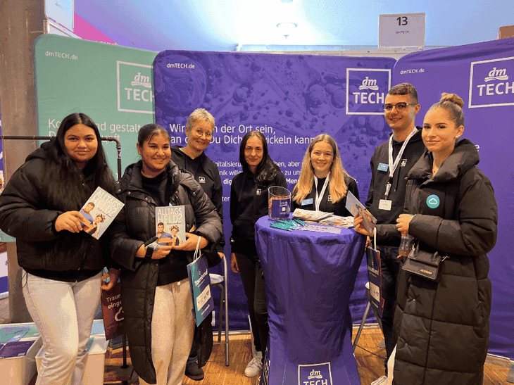 IT-interessierte Schülerinnen informieren sich am dmTECH-Stand bei der Traumberuf MINT-Messe in Stuttgart