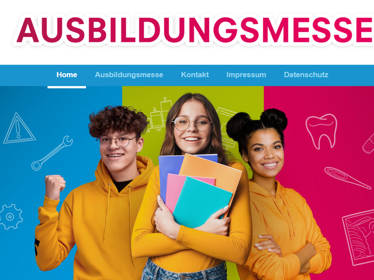 Ein Schüler und zwei Schülerinnen lächeln in die Kamera und stehen vor einem Hintergrund mit einer Website aus Menüleiste und verschiedenfarbig hinterlegten Icons für unterschiedliche Ausbildungsbereiche. Sie tragen alle senfgelbe Oberteile. Der Schüler bildet mit einer Hand eine Faust, die Schülerin in der Mitte hält mehrere Ordner in der Hand und die andere hat ihre Arme verschränkt. Über ihnen steht der Schriftzug 'Ausbildungsmesse'.