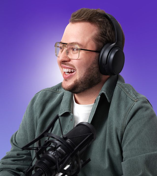 Auszubildender bei dmTECH lachend bei Podcastaufnahme