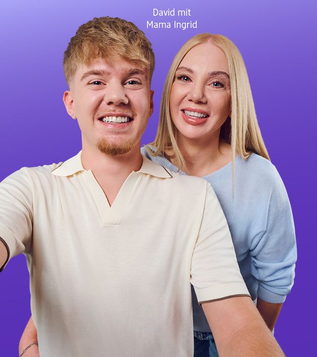 Ein junger Mann in cremefarbenem Hemd und eine blonde Frau in hellblauem Pullover lächeln fröhlich zusammen vor einem violetten Hintergrund