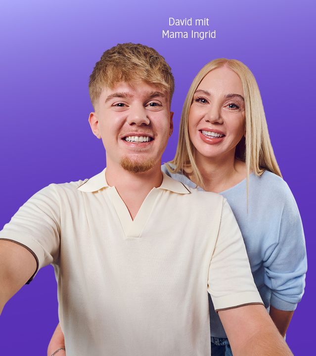 Ein Schulabsolvent und eine Frau lächeln wie auf einem Selfie in die Kamera. Sie stehen vor einem lila Hintergrund. Auf diesem steht über ihren Köpfen der Schriftzug 'David mit Mama Ingrid'.